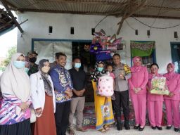 Kapolres Sampang Berikan Bantuan Sosial kepada Balita Kecanduan Aroma Bensin