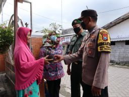 Harga Cabai Meroket, Anggota Bhabinkamtibmas Berikan Bantuan Bibit Cabai