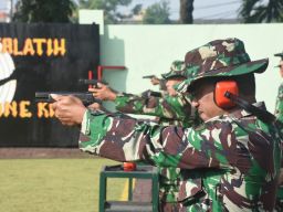 Kemampuan Menembak Pistol Personil Korem 084/BJ di Latih Secara Periodik