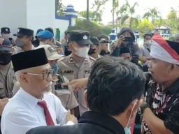 Tak pernah menemui para pendemo Bupati sampang di bilang pengecut