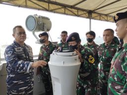 Siswa Kodikopsla Praktek Navigasi di KRI Surabaya-591