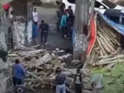 Truk Pengangkut Kayu di Blitar Terguling, Satu Korban di Atas Truk Tewas