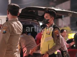 Terjadi Laka di Depan Starbucks Ngagel Jaya Selatan, Korban Tak Sadarkan Diri