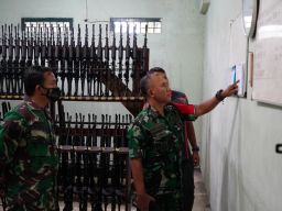 Cek Gudang Senjata, Kasrem 084 Bhaskara Jaya Tekankan Patuhi Protap