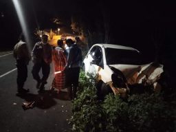 Laka di Turunan AMD Cangar, Honda Brio Ringsek, 6 Orang Terluka