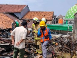 Kebakaran Toko Material di Pulo Gadung, 10 Unit Damkar Dikerahkan ke Lokasi