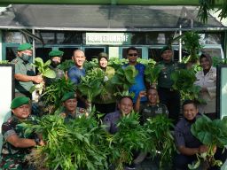 Prajurit dan PNS Korem 084 Bhaskara Panen Sayuran