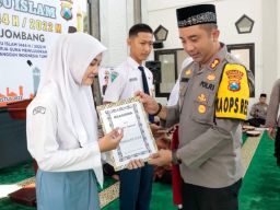 Pelajar Berprestasi Dapat Bea Siswa Dari Kapolres Jombang