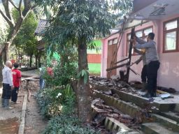 Kolaborasi Polisi dan Warga, Kerja Bakti Bersihkan Puing Atap Sekolah yang Ambruk
