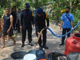 Kekurangan Air Bersih, Brimob Polda Jatim Berikan Bantuan Air Bersih