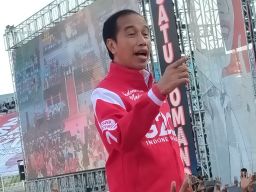 Konser "Satu Komando Ikut Jokowi" Relawan Padati Gelora Sepuluh November