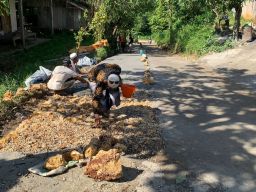 Dukung Pemerintah, Masyarakat Sokobanah Sampang Bangun Jalan Secara Swadaya