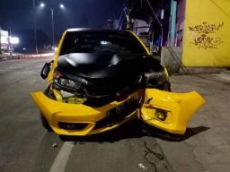 Honda Brio di Cikarang Utara Hantam Tiang Telkom, Mobil Hancur Bagian Depan