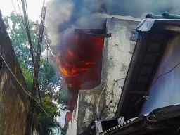 Terjadi Kebakaran Rumah di Dekat Kantor PLN Ngagel, Saat Ini Proses Pemadaman