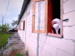 Gubernur Khofifah Serahkan 7 Unit Rutilahu Bagi Masyarakat Tak Mampu di Sidoarjo