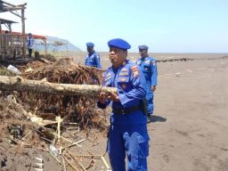 Satpol Airud Polres Jember Lakukan Mitigasi Sebagai Bentuk Antisipasi Banjir Rob