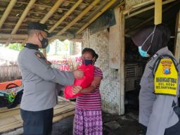 Berbagi Sembako, Bentuk Kepedulian Polisi Banyuwangi Kepada Masyarakat