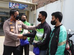 Tukang Ojek Dapat Pembagian Sembako Dari Kapolres Mojokerto