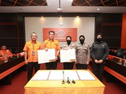 Polda Jatim Tandatangani Perjanjian Kerjasama dengan PT Pos Indonesia