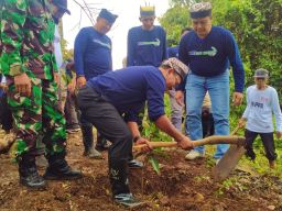 BRI Banyuwangi Bagikan 450 Bibit Buah untuk Nasabah dan Warga