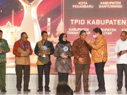 Bupati Ipuk Fiestiandani Kembali Terima Penghargaan TPID Terbaik Jawa-Bali
