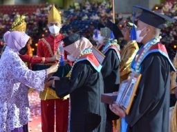 Pada Sidang Terbuka Senat Poltekesos, Risma Minta Lulusan Pintar Baca Peluang