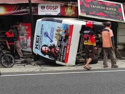 Mobil Elf di Banjarnegara Menghantam Warung Milik Emma, Pengemudi Syok