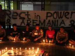 Polres Sampang Gelar Doa dan Aksi 1000 Lilin untuk Korban Stadion Kanjuruhan