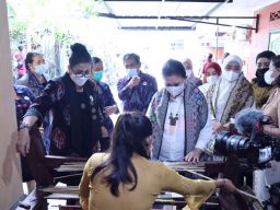 Dekranas Pusat Kagumi Pesona Songket Jembrana