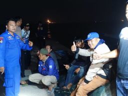 Terombang-ambing di Perairan Gresik, Perahu Pemancing Berhasil Diselamatkan