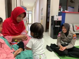 Polres Trenggalek Berikan Bantuan Trauma Healing Bagi Anak-Anak Korban Banjir
