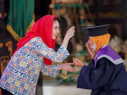 Wisuda Sekolah Lansia Tangguh di Jombang, Arumi Bachsin Sematkan Toga