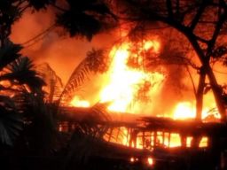 30 Bedeng Semi Permanen di Jakarta Barat Terbakar, 20 Unit Damkar Dikerahkan