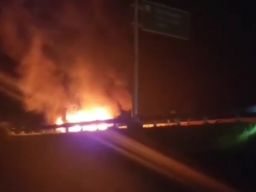 Nissan X-Trail di Ngawi Hantam Truk Gandeng Hingga Terjadi Ledakan dan Terbakar