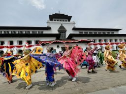 Jadi Warisan Budaya Tak Benda, Tari Merak Digelar Massal di Gedung Sate