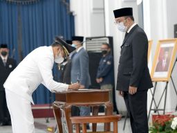 Ridwan Kamil Lantik Ngatiyana sebagai Wali Kota Cimahi Definitif