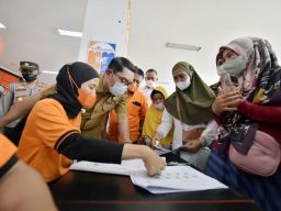 Gubernur Jawa Barat Ridwan Kamil Pantau Pembagian BLT BBM di Bekasi