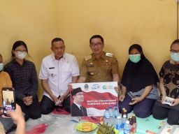 Ridwan Kamil Serahkan Bantuan kepada Keluarga Yatim di Kota Bekasi