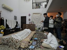 Ridwan Kamil Takziah ke Rumah Ayahanda Emil Dardak yang Alami Kecelakaan