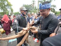 Ridwan Kamil Temui Massa AP2SI yang Berunjuk Rasa di Depan Gedung Sate