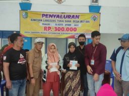 Salurkan BLT- DD Pada Warga, Pemdes Tamberu Barat Gandeng BASS Bank Sampang
