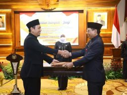 Lakukan Penyegaran, Khofifah Lantik 19 Pejabat Eselon II di Gedung Grahadi