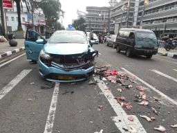 Pemotor Bermuatan Ayam Hantam Toyota Limo di Jalan Asia Afrika Bandung