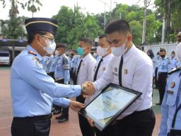 Kemenkumham Jatim Beri Penghargaan Empat Pegawai Lapas Banyuwangi