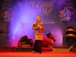 Heboh, di HUT Kabupaten Sampang ke 399, Ketua TP PKK Sampang Baca Puisi