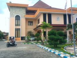 Demi Bangun Mesjid Agung, Pemkab Sampang Bongkar Gedung DPRD