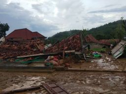 Hujan Deras Melanda Desa Paopale Laok Ketapang, Rumah Warga Hancur