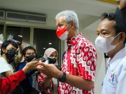 Ngobrol Soal Penetapan Upah, Ganjar dan Buruh Duduk Rembuk Bareng