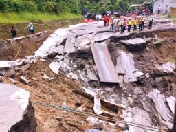 Jembatan Gladak Perak Lumajang Amblas, Jalur ke Malang Terputus