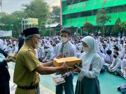 Dorong Prestasi, Ardiles Bagi 351 Pasang Sepatu pada Siswa 16 Sekolah di Jakarta
